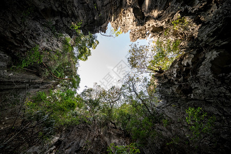 独木舟海滩石灰岩岛被悬崖墙环绕仿佛一个巨大的厅高洪在PhangNga湾皮艇图片