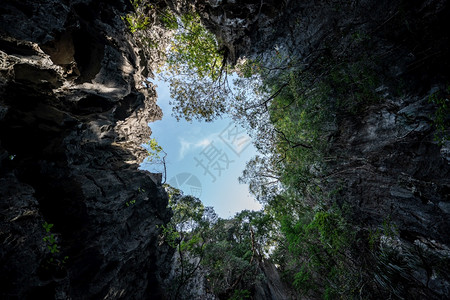 石灰岩岛被悬崖墙环绕仿佛一个巨大的厅高洪在PhangNga湾敖自然吸引力图片