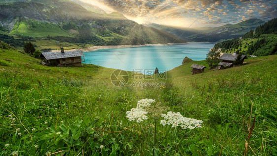 天空遗产法国阿尔卑斯山脉法国日落时山上湖边的绿草地一种图片