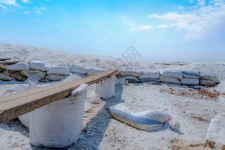 生产桩在泰国夏季旅行的Sandium氯化钠矿物质概念在盐工业海原料附近草堆的有机海水盐里蓝天和白云的咸盐养殖场蒸发图片