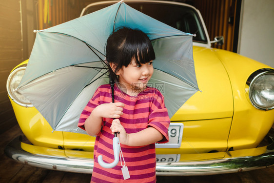 自然旅行快乐儿童与伞状的肖像在夏天或雨季保护光阳前使用保护伞34岁女孩在幸福时刻可爱小34岁女孩假期图片