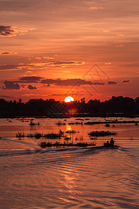 在缅甸曼德勒日落时渔民在湖上驾驶一艘渔船的休长轮景观冷静的成熟图片