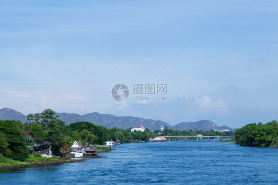 乡村的景观沿河一带居民住宅和滨水家园的房屋山边河流顶图片