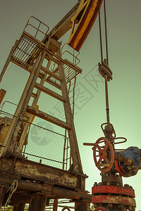 井架石油和天然气行业平台上的油泵钻机操作Pumpjack工业设备油田现场泵正在运行用于发电的摇摆机石油概念调色泵工业设备提取石油图片