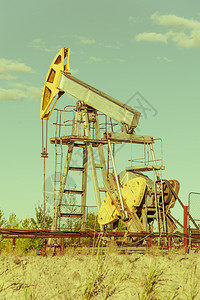 石油和天然气行业平台上的油泵钻机操作Pumpjack工业设备油田现场泵正在运行用于发电的摇摆机石油概念调色泵工业设备石油开采概念图片