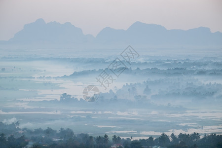 粉彩缅甸HpaAn河Thonlwin河农田的浓雾清晨风景令人惊叹的水彩景色缅甸山长江游风景和目的地奇迹种植园图片