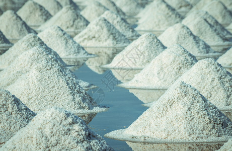 泰国海盐养殖场有机海水盐蒸发和结晶盐工业用生的原料氯化钠太阳能蒸发系统碘来源封闭盐沙堆白色的农场有机图片
