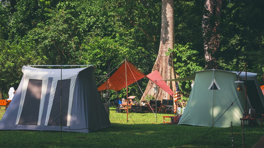 露营区配有成套桌布和户外厨房设备闲暇图片