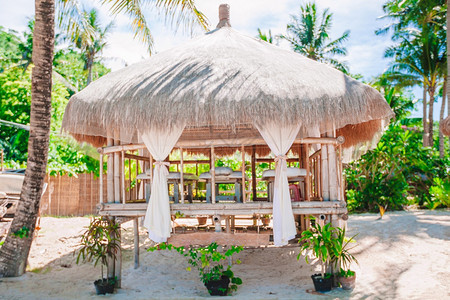美丽的热带岛屿海滩上Spa按摩室附近的房热带岛屿上的Spa按摩室热带海滩上的Massage异国展馆旅游家图片