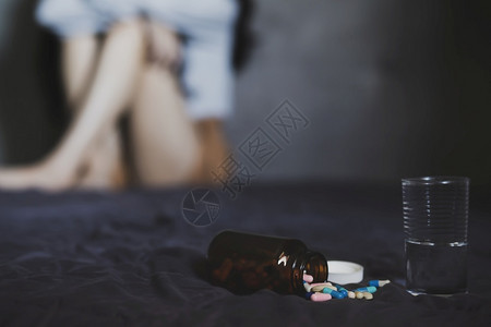医疗的一种焦虑患有抑郁症的妇女想用过量剂她想校对PortnoyWorld图片
