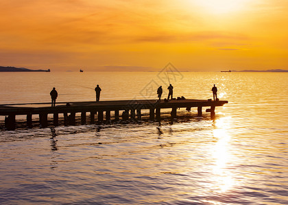 活动夕阳下钓鱼的渔夫剪影夕阳下钓鱼的渔夫剪影松弛运动图片