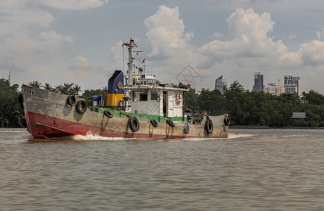 泰国曼谷20年7月1日一艘货轮停在ChaoPhraya河中方停放商业旅行图片