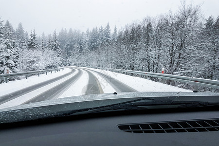 条件在恶劣天气下驾驶一辆汽车寒冬雾天雪雨路的前窗视危险山图片