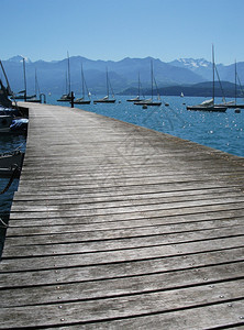豪华木林码头对瑞士通湖和阿尔卑斯山季节繁荣图片