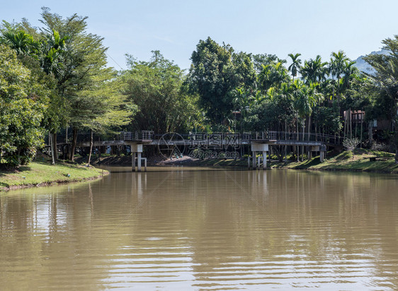 覆盖水库供当地公园使用的小型混凝土桥口供当地公园使用溪流草乡村的图片