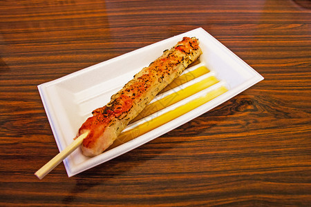 厨师日本式的王螃蟹肉烤焦炭烧在木桌上放一个薄泡沫盘美食木炭图片