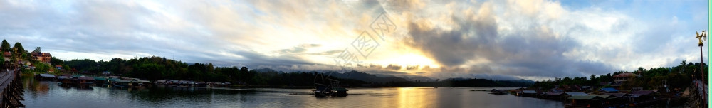 水河上木桥和观光客用筏式食宿的SangklaburiA木桥景观高的图片