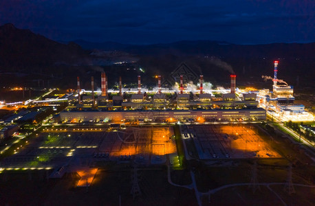 环境的发电机活力在泰国Lampang环境能源概念下用烟囱工业厂电塔释放出的烟雾和空气对MaeMoh燃煤发电厂进行空中观测在泰国L图片