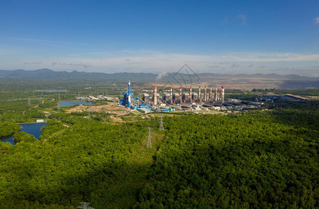 发布植物在泰国Lampang环境能源概念下用烟囱工业厂电塔释放出的烟雾和空气对MaeMoh燃煤发电厂进行空中观测在泰国Lampa图片