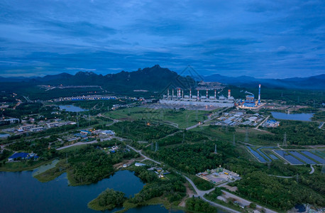 碳活力在泰国Lampang环境能源概念下用烟囱工业厂电塔释放出的烟雾和空气对MaeMoh燃煤发电厂进行空中观测在泰国Lampan图片