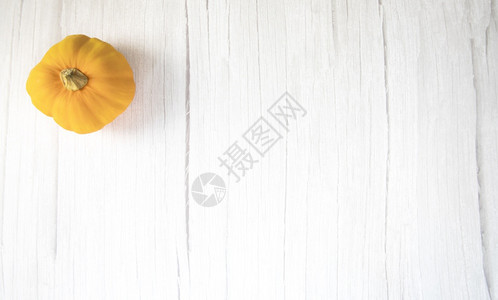 白色的橙子质地木制背景纹理上的橙色涂粉面有复制空间万圣节10月Autumn和食物概念空间的白木本背景纹理上写成文字的橙色涂皮面以背景图片