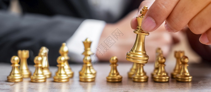 帕努瓦拥有黄金象棋王人物的商战略成功管理商业规划战术政治思想远见和领导概念成功策略愿景和领导理念木板者图片