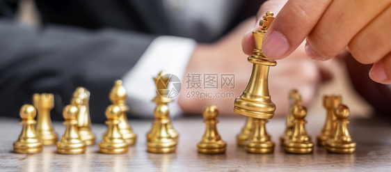 帕努瓦拥有黄金象棋王人物的商战略成功管理商业规划战术政治思想远见和领导概念成功策略愿景和领导理念木板者图片