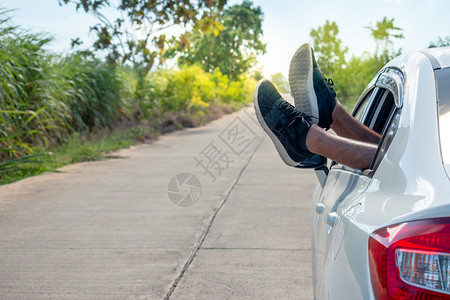 畅快绞刑乐趣男人们在路上穿着运动鞋站在汽车外面的路上穿着运动鞋男子们站起腿伸出双穿着运动鞋图片