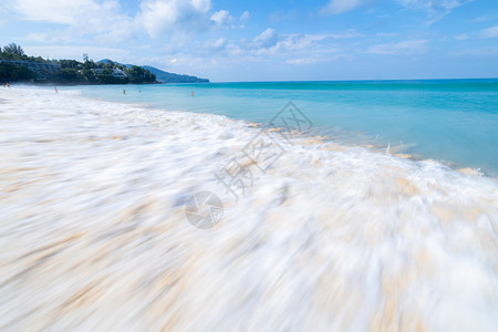 湿的粉彩宽海浪在滩普吉沙的子上喷发白泡沫泰国宽角低速百叶窗图片