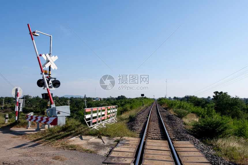 天轨极在泰国北部线当地火车站之前的农村公路上自动铁过境点前视线与复制空间相连接路面和影印件空间图片