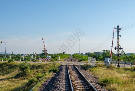 车辆场地方向在泰国北部线当地火车站之前的农村公路上自动铁过境点前视线与复制空间相连接路面和影印件空间图片