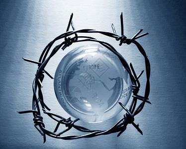 世界制图以铁丝网环绕的球和条状铁丝网环绕着球描述全问题和危机佛法图片