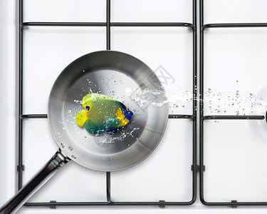 厨房晚餐煎锅和新鲜的天使鱼加上水喷洒在勺子的香料国内图片