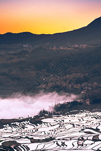 景观乡村的风优美阳小村和田地稻雾大云图片