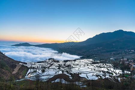 庄稼县地标阳小村和田地稻雾大云图片