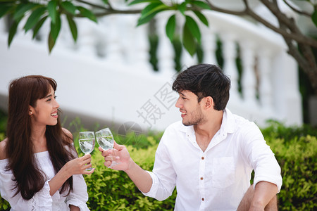 快乐的浪漫夫妻情侣爱人在家野餐时聊天和喝酒并饮乐趣假期异图片
