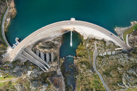 解析度干净的空中无人机镜头顶视图水坝和库湖产生力发电可再能源和持续发展高质量照片空中无人机镜头顶视图高质量照片具体的图片