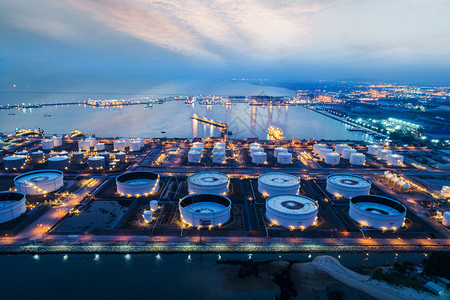 建造管道空中观光或最高视距夜光油码头是储存供运输和商业用的石油和化制造产品的工业设施一用于运输和商业的石油和化工制造产品为了图片