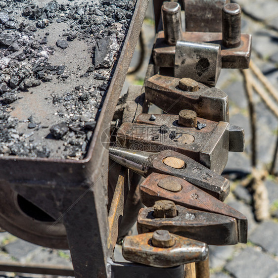 德国中世纪市场铁匠的历史工具如锤子砍刀刺沥青铲子打板害虫斧子钳头铁等锻造冶炼中间图片