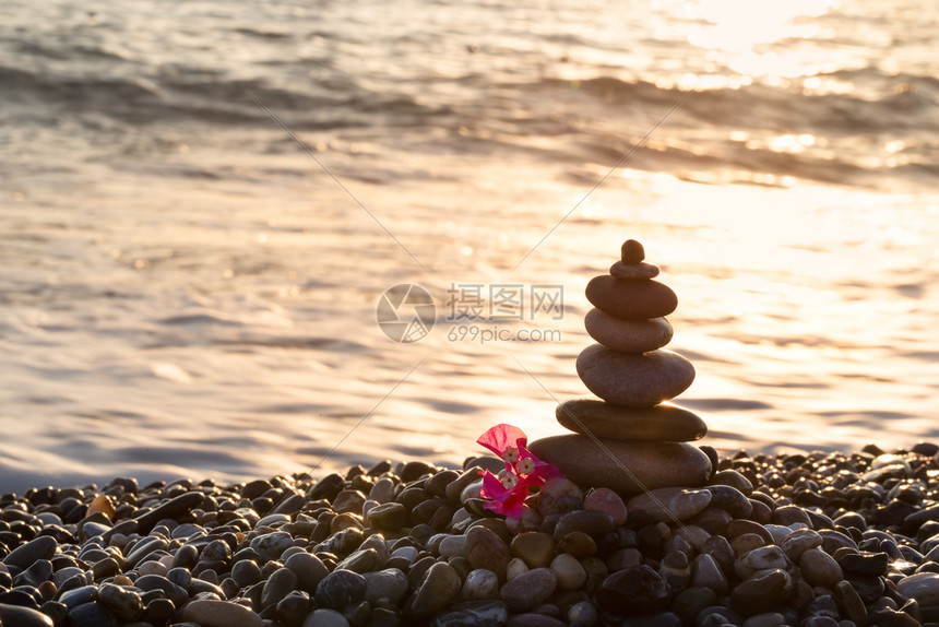 门户14日落海景时岸上的石头和红花金字石平衡与精神的概念海洋上石头和红花金字石色的水图片