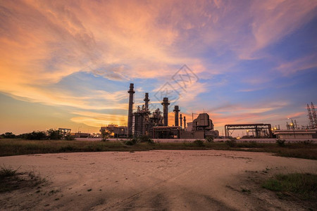 煤炭塔抽烟黄昏时配有日光支持的电厂所有工都使用图片