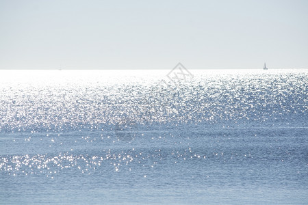 白色的在西班牙马洛卡Mallorca的寒冬日有地平线光亮阳明媚的海与地平线水天空图片