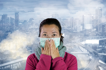 生态亚洲妇女佩戴面罩防止空气污染其背景与曼谷市覆盖的有毒尘埃关对健康影响曼谷空气污染的影响是曼谷生病的行业图片