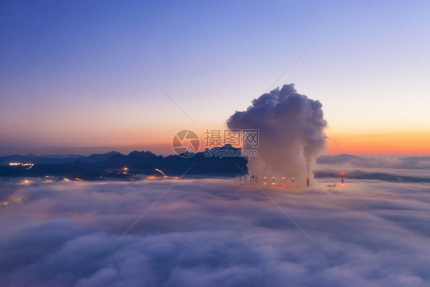 空中观视着充满迷雾和云的清晨风景覆盖了MaeMoh煤炭矿井木灯Thailand航空观摩煤矿技术有风气候图片