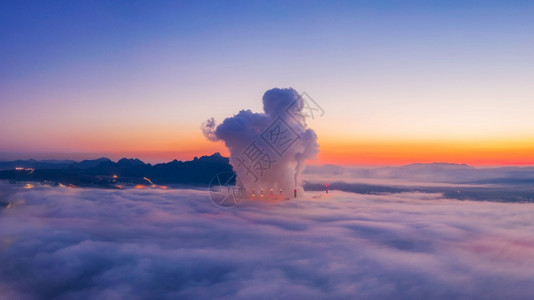 植物夏天空中观视着充满迷雾和云的清晨风景覆盖了MaeMoh煤炭矿井木灯Thailand航空观摩煤矿行业图片