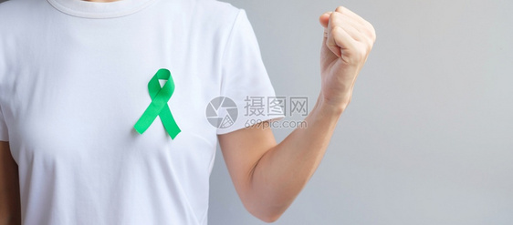 佩戴绿丝带预防癌症概念图片