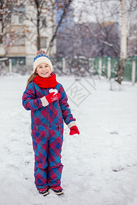 冰持有冬天红手套的女孩拿着一颗心型雪球象征着爱华伦天人之情一红手套的女孩拿着心型雪球爱情的象征图片