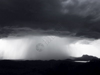 高的南邦天空在泰国兰Lampang的MaeMoh山景观上发生大雨空中景象暴风雨图片