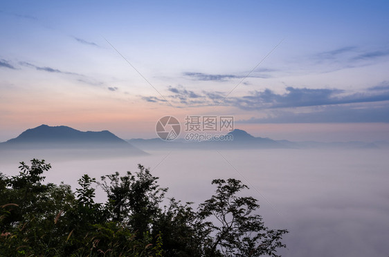 黄昏轮廓太阳泰国洛艾省清汗PhuThok山的日出风景和雾大雨图片