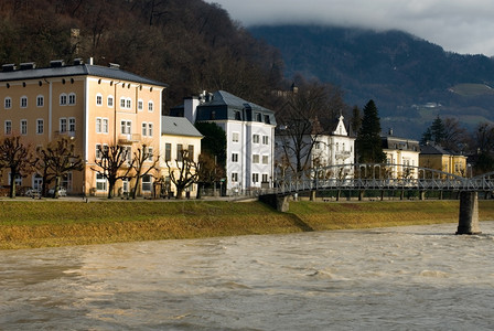 云洪水墙奥地利萨尔茨堡Salzach河旁的大型豪华住房图片
